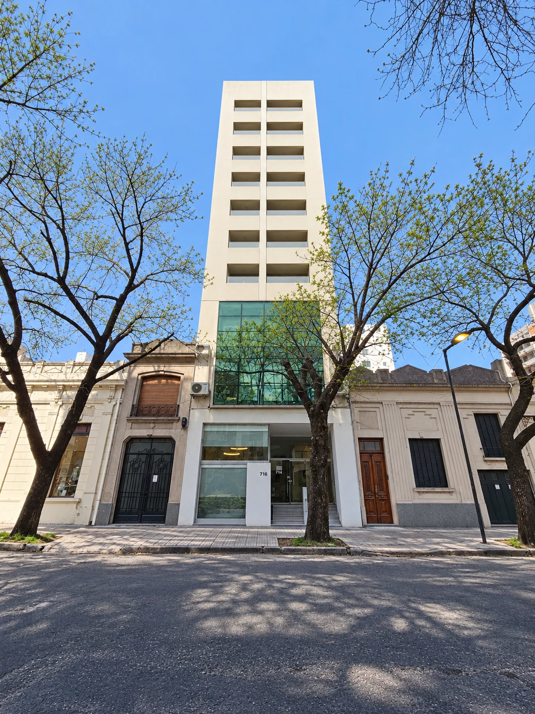 Fotografía de la fachada de E55-716
