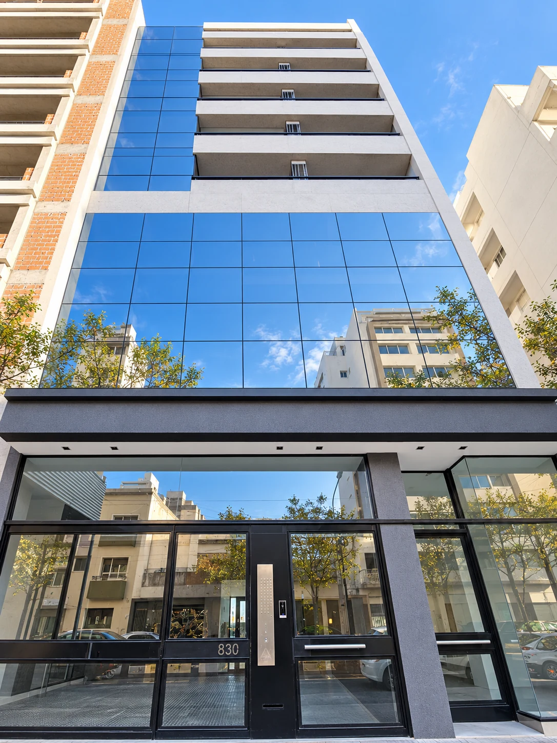 Fachada de un edificio Ductor en La Plata