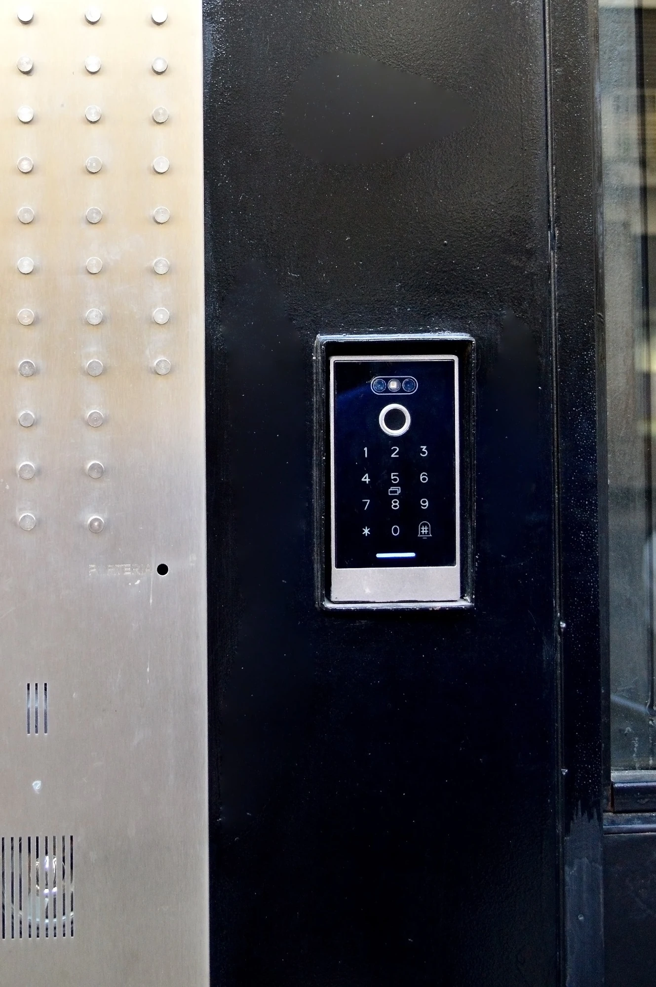 Timbre con visor, cámara y control de acceso de un edificio Ductor